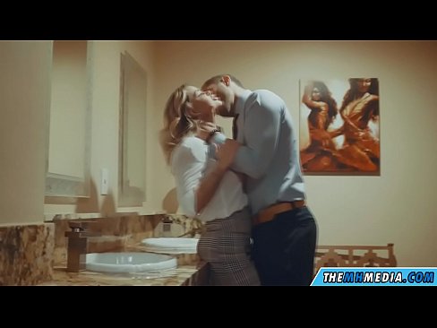 ❤️ Ina whakawaia koe e te kakaho tetona i roto i te wharepaku whanui Porno i mi.qizpornolar.ru ❌